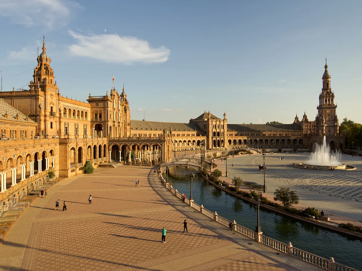 عمارة أندلسية دافئة في إسبانيا